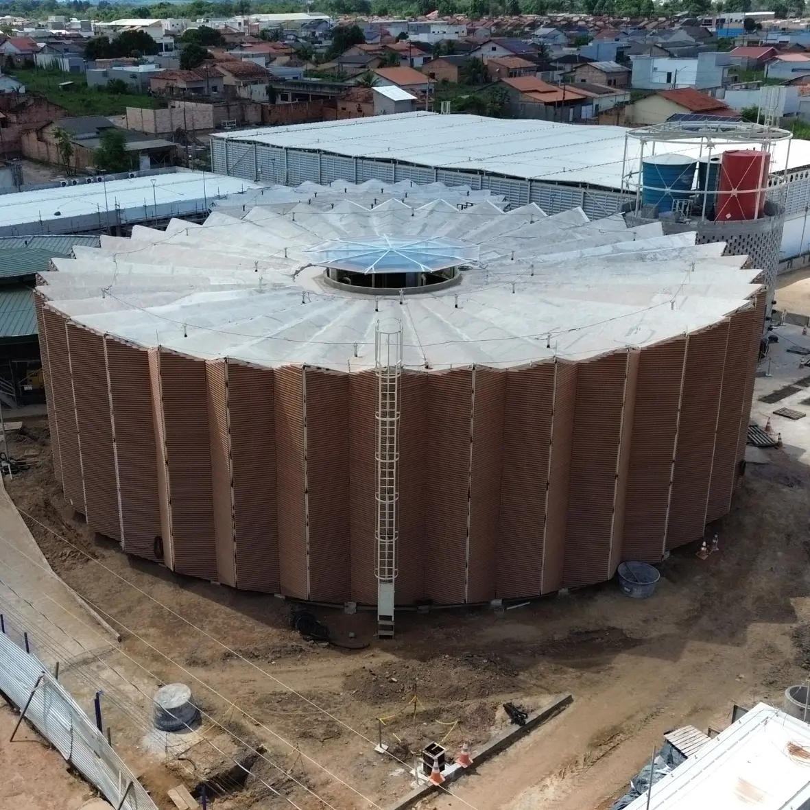 Estrutura com fechamento em painéis MONOLEV