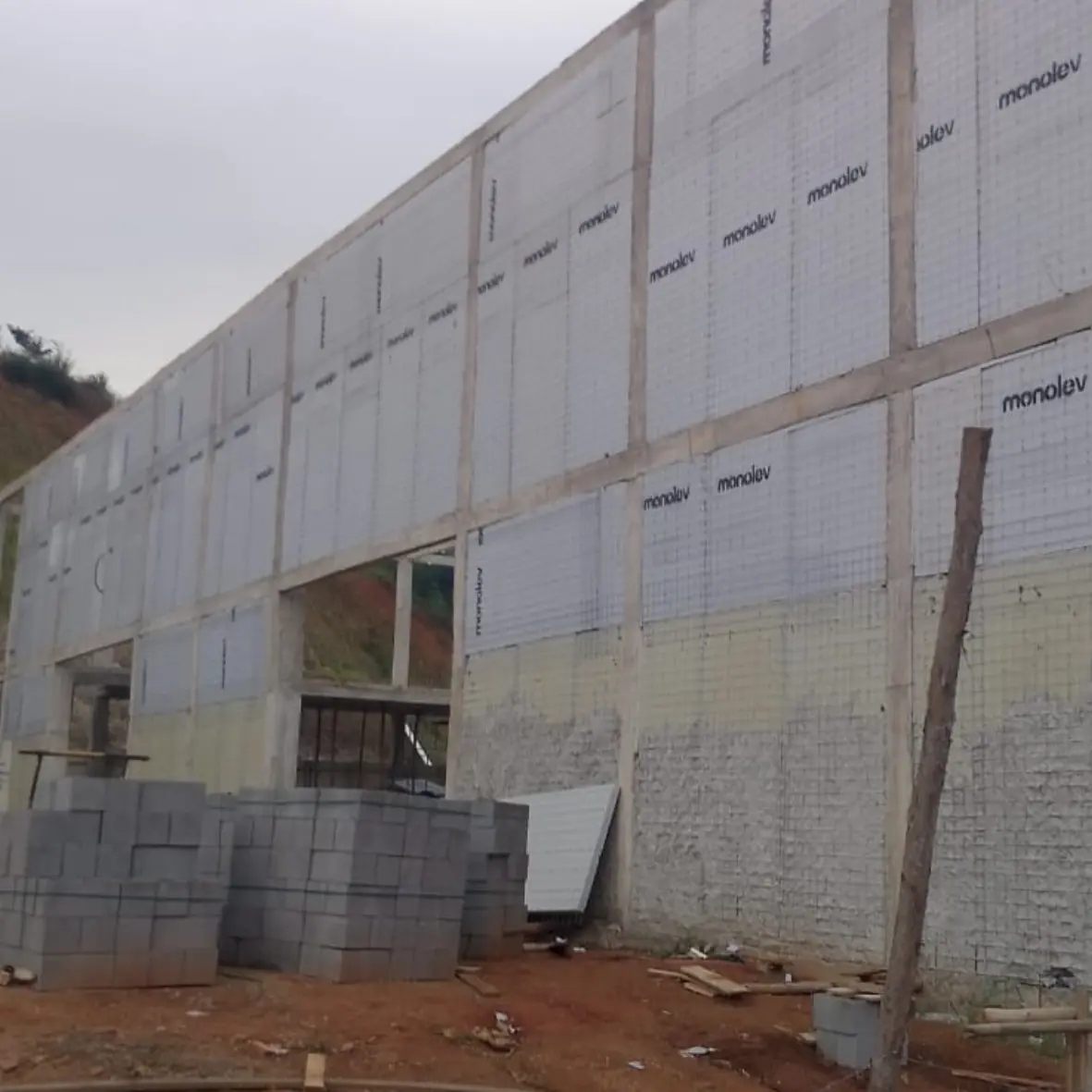 Obra comercial e industrial com painéis MONOLEV