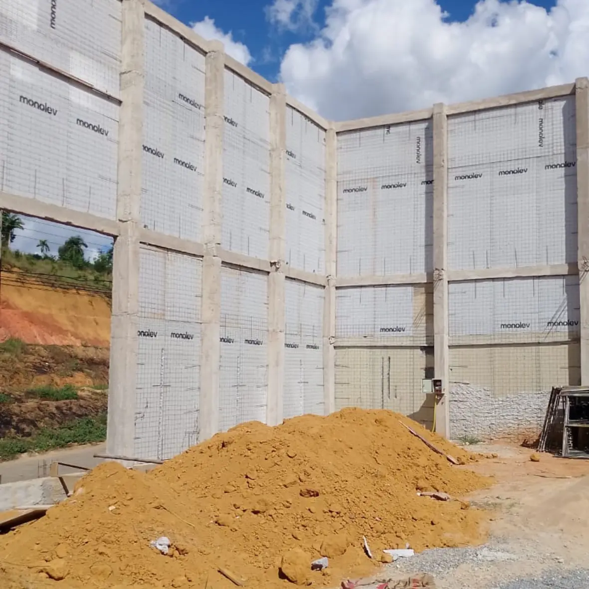 Obra comercial e industrial com painéis MONOLEV