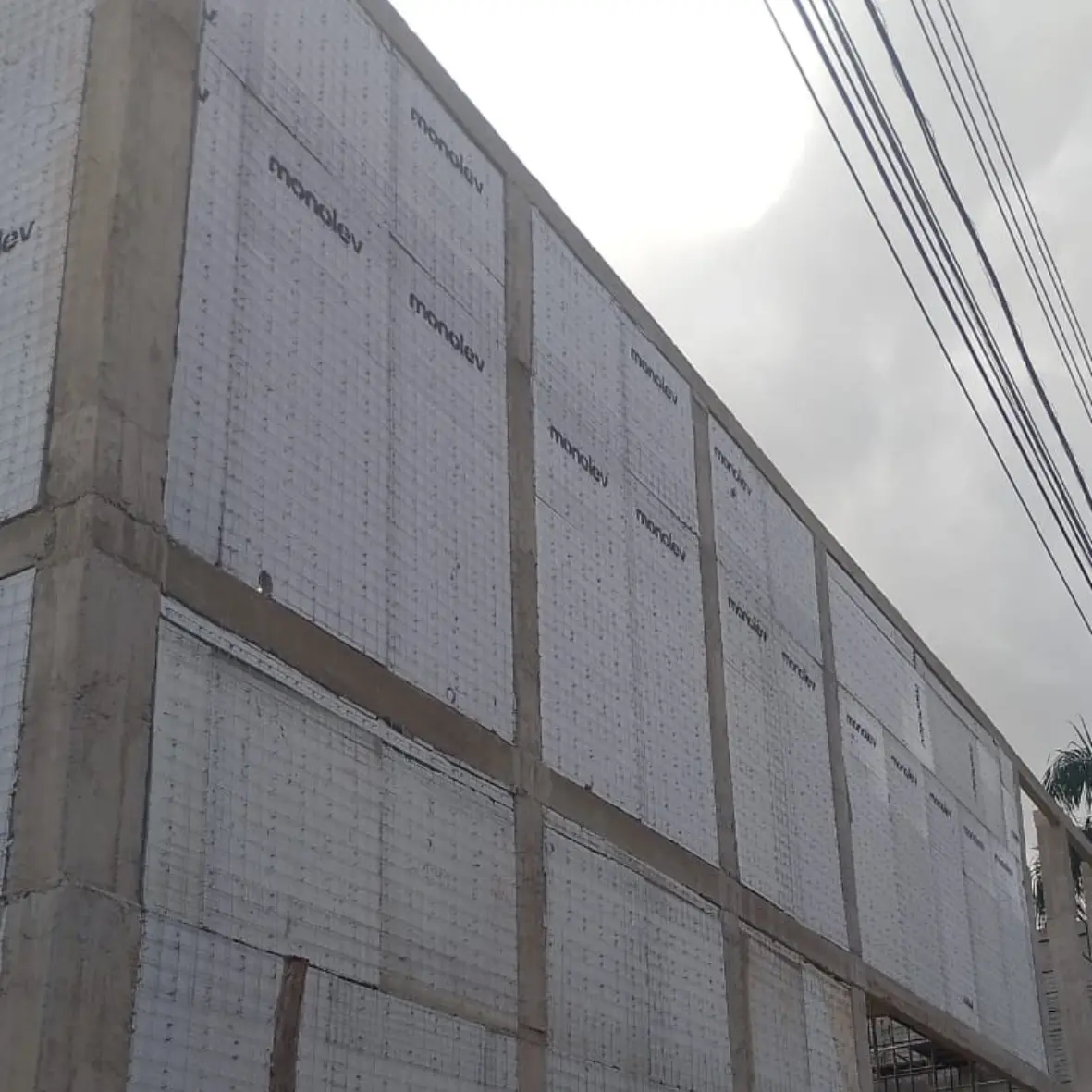 Obra comercial e industrial com painéis MONOLEV