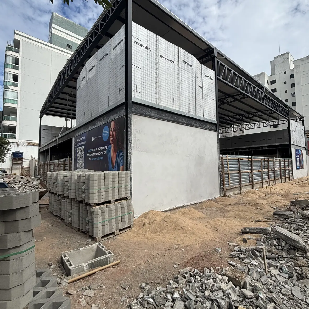 Estrutura com fechamento em painéis MONOLEV