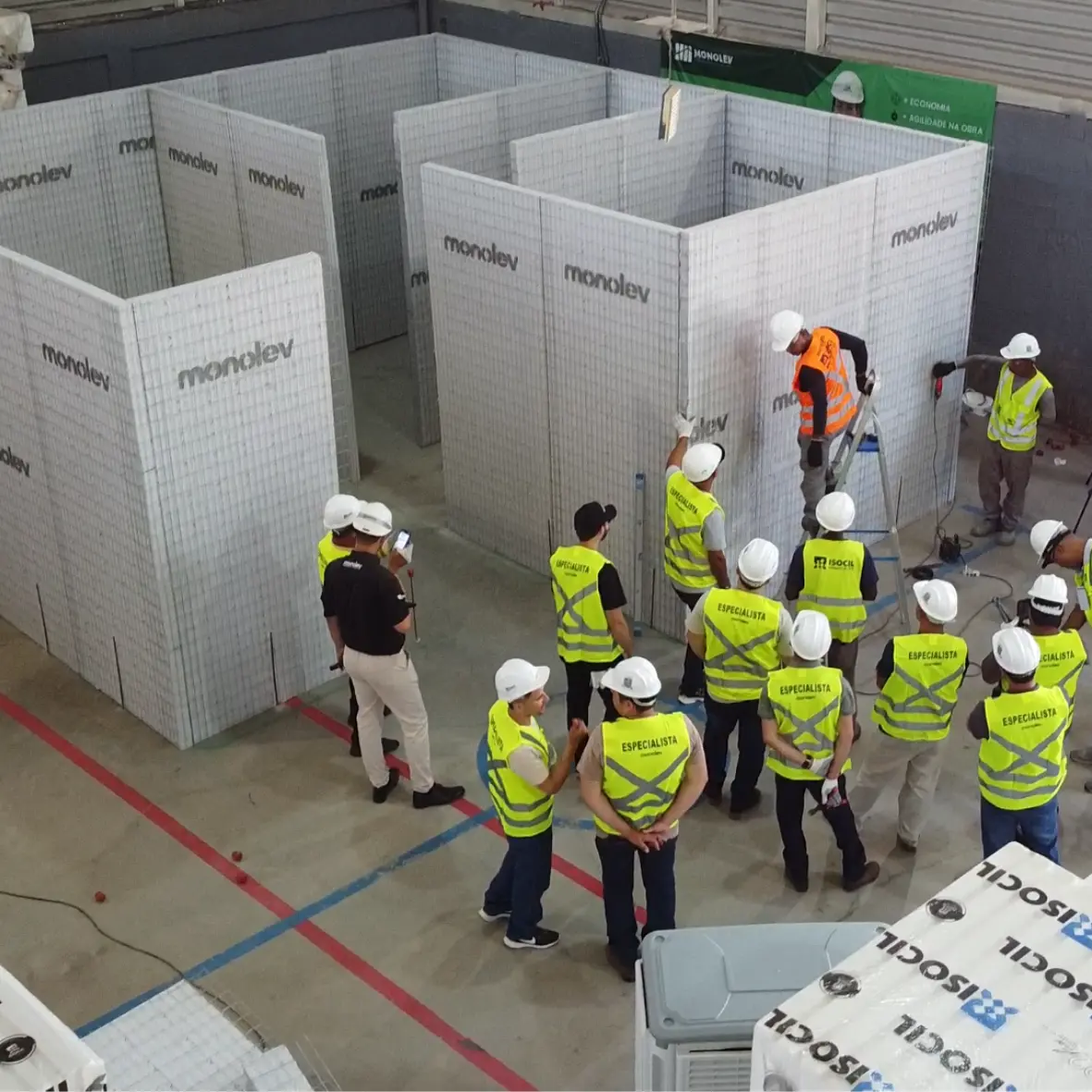 Alunos construindo com o Sistema MONOLEV